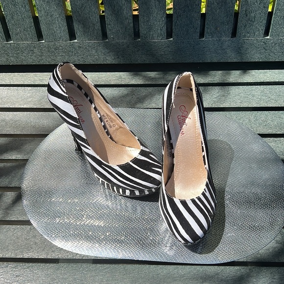 Size 7 Zebra platform pumps… so comfortable! Can wear to any occasion…. - Picture 12 of 17